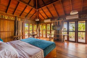 a bedroom with a bed in a room with windows at Villa Papagaio in Jijoca de Jericoacoara +34 photos