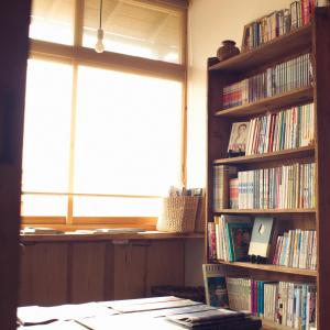 Biblioteca en el hostal