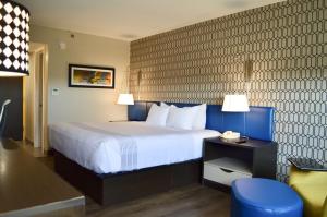 Cette chambre comprend un grand lit et un bureau. dans l'établissement Best Western Plus Ft Lauderdale Hollywood Airport Hotel, à Hollywood