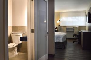 een hotelkamer met een bed en een toilet bij Best Western Plus Ft Lauderdale Hollywood Airport Hotel in Hollywood