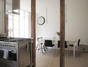 cocina con fogones y mesa con sillas en ApartmentInCopenhagen Apartment 17, en Copenhague
