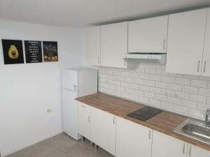 A kitchen or kitchenette at Alcaravaneras Hostel