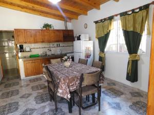 Η κουζίνα ή μικρή κουζίνα στο Cabañas Mirmar Mendoza +58 φωτογραφίες