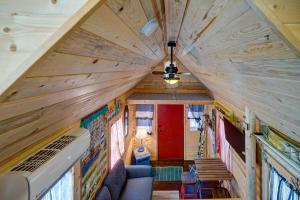 Tiny House Leadville Colorado的休息区