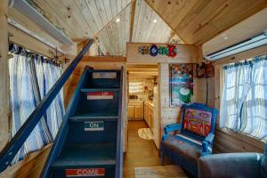 Tiny House Leadville Colorado的休息区