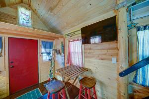 Tiny House Leadville Colorado的电视和/或娱乐中心
