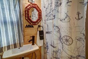 Tiny House Leadville Colorado的一间浴室