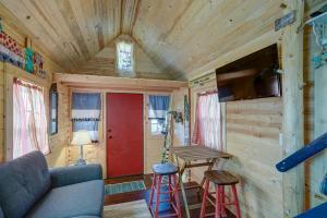 Tiny House Leadville Colorado的休息区