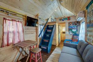 Tiny House Leadville Colorado的休息区