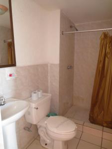 a bathroom with a toilet and a sink and a shower at Hotel Plaza Peñasco in Puerto Peñasco