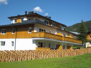 duży budynek z balkonem i ogrodzeniem w obiekcie Apartment in Kaprun near ski lift w Kaprunie