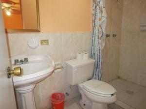 a bathroom with a toilet and a sink at Hotel Plaza Peñasco in Puerto Peñasco