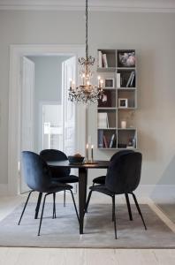 コペンハーゲンにあるApartmentInCopenhagen Apartment 1184のダイニングルームテーブル(椅子2脚付)、シャンデリア