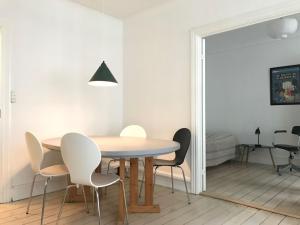 een eetkamer met een tafel en stoelen en een spiegel bij ApartmentInCopenhagen Apartment 1183 in Kopenhagen