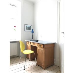 escritorio en una habitación con silla amarilla en ApartmentInCopenhagen Apartment 1183, en Copenhague