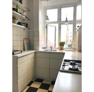 A kitchen or kitchenette at ApartmentInCopenhagen Apartment 1183