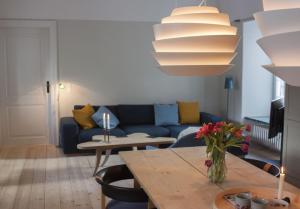 コペンハーゲンにあるApartmentInCopenhagen Apartment 1185のリビングルーム(青いソファ、テーブル付)