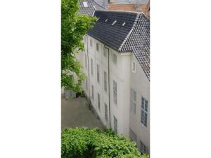 an aerial view of a white building with a black roof at ApartmentInCopenhagen Apartment 1185 in Copenhagen