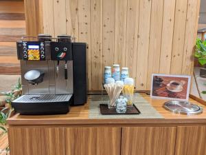 多美迎PREMIUM札幌酒店的咖啡和沏茶工具
