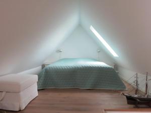 コペンハーゲンにあるApartmentInCopenhagen Apartment 1240の屋根裏のベッドルーム(ベッド1台、ソファ付)