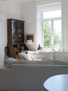 - un salon avec un canapé et une fenêtre dans l'établissement ApartmentInCopenhagen Apartment 1280, à Copenhague