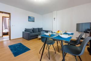 Televízia a/alebo spoločenská miestnosť v ubytovaní Apartments ANITA