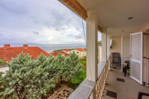 einen Balkon mit Meerblick in der Unterkunft Apartments ANITA in Novi Vinodolski