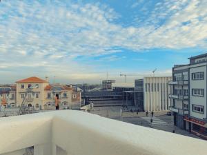 Blick auf eine Stadt vom Dach eines Gebäudes in der Unterkunft Guesthouse Tricana de Aveiro in Aveiro