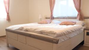 Postel nebo postele na pokoji v ubytování Apartmány Na Potoku