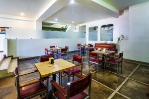 a restaurant with tables and chairs in a room at Hotel Plaza Galindo in San Juan de los Lagos