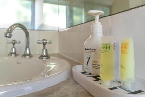 baño con lavabo y una botella de detergente en Views On Montpellier, en Healesville 17 fotos más