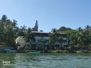 een huis aan de oevers van een rivier bij Blue Waters in Kundapura