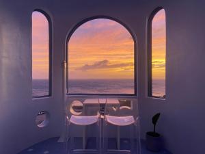 Cette chambre dispose d'une table et offre une vue sur l'océan. dans l'établissement Kenting Met Hi Inn, à Eluan