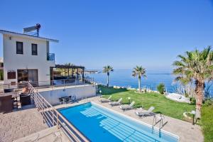 Bazén v ubytování Kallinousa Beach Villa nebo v jeho okolí