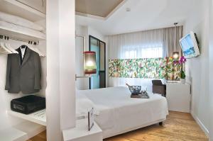 Postel nebo postele na pokoji v ubytování Hotel Caravel + 37 fotografií