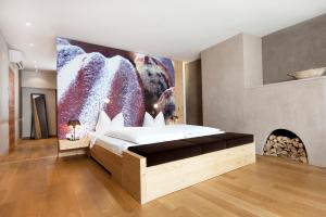 Letto o letti in una camera di Boutiquehotel Weisses Rössl