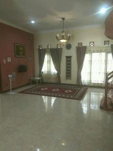 a large living room with a rug on the floor at Rumah Puan Homestay in Bandar Lampung