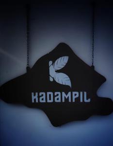 un panneau noir avec le mot hanoibili sur celui-ci dans l'établissement Kadampil Bliss, à Maraiyūr