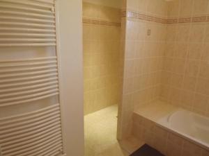 Koupelna v ubytování VILLA EN CAMPAGNE POUR 8 PERS AVEC PISCINE PARC CLOTURE + 14 fotografií