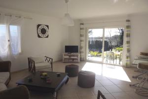 TV a/nebo společenská místnost v ubytování VILLA EN CAMPAGNE POUR 8 PERS AVEC PISCINE PARC CLOTURE