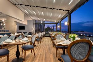 ein Restaurant mit Tischen und Stühlen und Aussicht in der Unterkunft La Quinta by Wyndham Giresun in Giresun