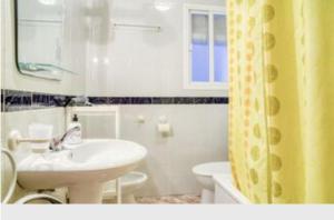 Koupelna v ubytování Apartamentos Los Arcos
