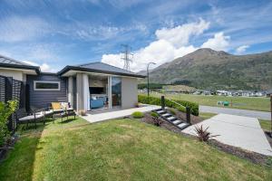 a house with a view of a mountain at Little Piece of Paradise in Queenstown