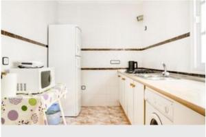 Kuchyň nebo kuchyňský kout v ubytování Apartamentos Los Arcos