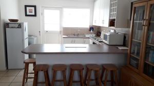 Η κουζίνα ή μικρή κουζίνα στο Langebaan Villa 9