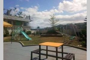 un parco giochi con tavolo da picnic e altalene di Jen's place ad Antipolo
