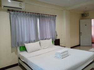 A bed or beds in a room at โรงแรมไดมอนด์แกรนด์ เฮ้าส์ แอนด์ รีสอร์ท