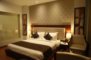 Een bed of bedden in een kamer bij Hotel Imperia Suites