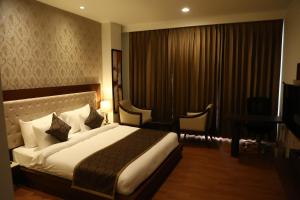Een bed of bedden in een kamer bij Hotel Imperia Suites