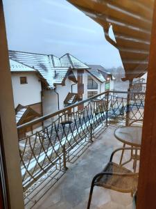 une vue depuis le balcon d'une maison dans l'établissement Apartman Cream, à Zlatibor